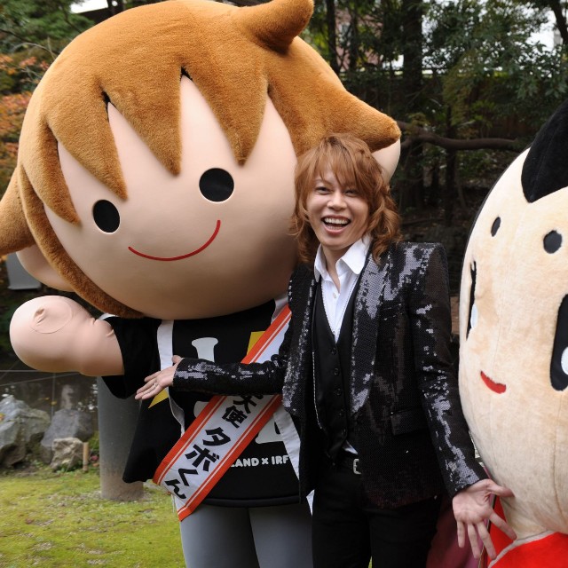 自身のゆるキャラ「タボくん」＝左＝とポーズを取る西川貴教さん（２０１０年１１月、大津市・滋賀県公館）