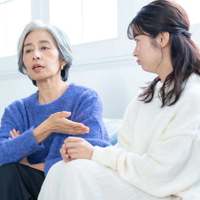 義母の昔話にうんざり…　※画像はイメージです（ponta1414/stock.adobe.com）