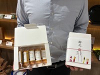 巻き帯ラベルやカードに企業名や伝えたいメッセージなどを入れられる（K・Pクリエイションズ提供）