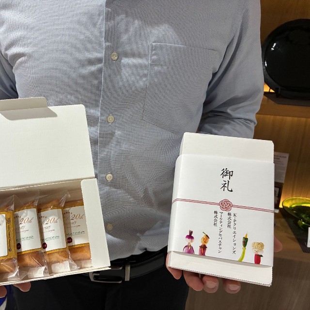 巻き帯ラベルやカードに企業名や伝えたいメッセージなどを入れられる（K・Pクリエイションズ提供）