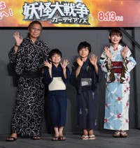 浴衣姿で手を振る（左から）三池崇史監督、猪股怜生、寺田心、杉咲花