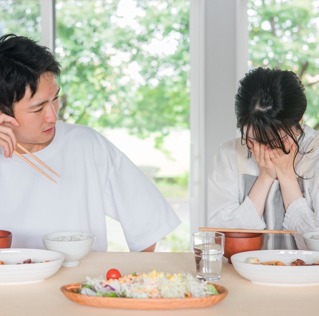 徐々に歪んでいく夫の発言…　※画像はイメージです（buritora/stock.adobe.com）