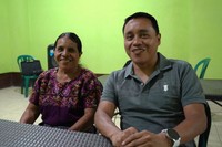 アソバグリ創設メンバーの一人、イザベラ・ドミンゴさん（左）と息子のロセンドさん=2024年9月17日、グアテマラ西部バリリャス、荒ちひろ撮影