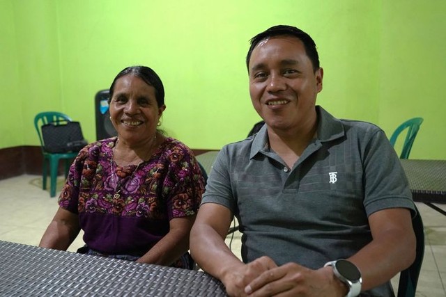 アソバグリ創設メンバーの一人、イザベラ・ドミンゴさん（左）と息子のロセンドさん=2024年9月17日、グアテマラ西部バリリャス、荒ちひろ撮影