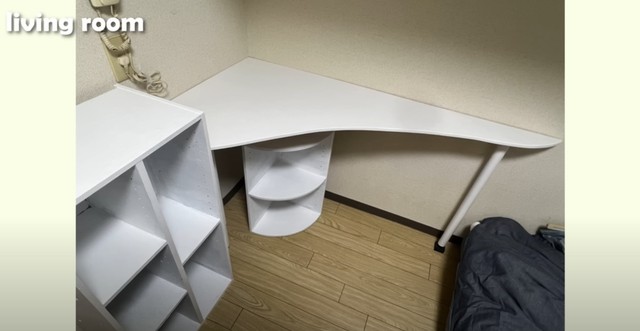 学生時代に自分でつくった棚とテーブル／Tadawoさん（@Tadawo-japanvlog）提供