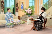 黒柳徹子さん（右）とトークを展開する磯野貴理子さん