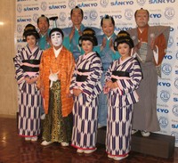 「志村魂」に出演する（前列左から）小林恵美、志村けんさん、磯山さやか、みひろ、（後列左から）寺門ジモン、肥後克広、上島竜平さん、桑野信義=2010年