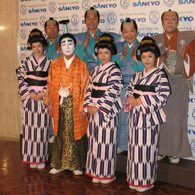「志村魂」に出演する（前列左から）小林恵美、志村けんさん、磯山さやか、みひろ、（後列左から）寺門ジモン、肥後克広、上島竜平さん、桑野信義=2010年