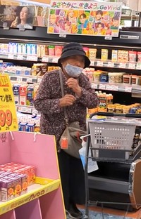 ノリノリのおばちゃん。ここはデイサービス？（「ファインズたけだ伊万里店」さん提供、Instagramよりキャプチャ撮影）
