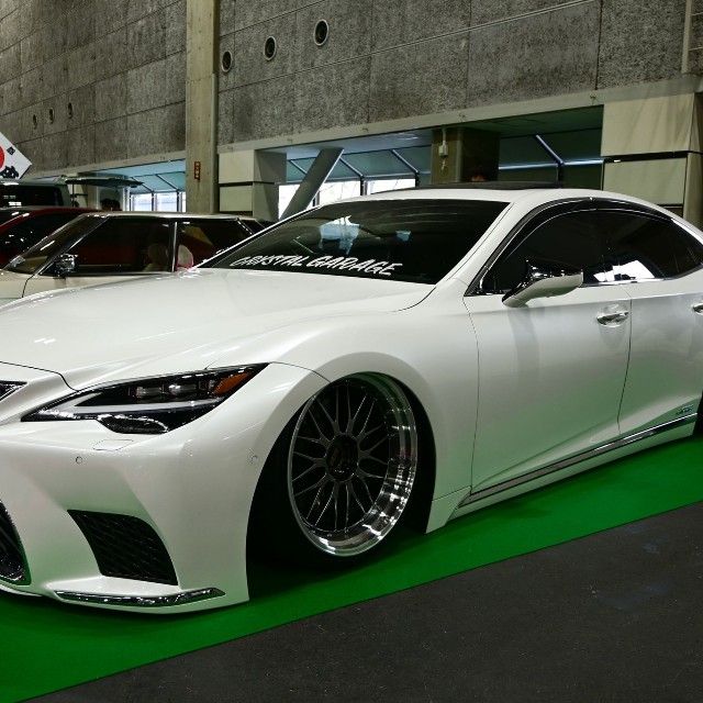 車高の低さに驚き。これ、すでに擦ってません？