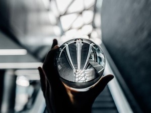 なんでも相談してきた彼女。だが、違和感のある関係だった