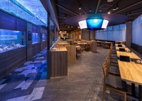 水槽で泳ぐ養殖魚を見ながら海鮮丼などが味わえる　提供：近畿大学