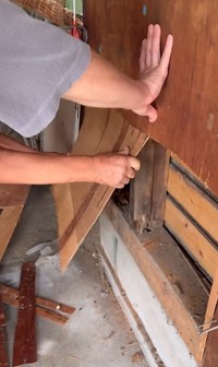 大家さんらが壁に穴を開けると…（湯楽めぐりさん提供、Xよりキャプチャ撮影）