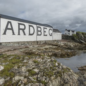 名ウイスキーを五感で堪能アイラ島「アードベッグハウス」で叶う日常からの逃避行