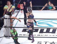 飯田沙耶を攻めるスターライト・キッド＝24年1・4TDCホール大会