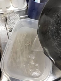熱湯を注ぐのがコツ。やけどしないように注意して