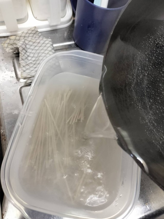熱湯を注ぐのがコツ。やけどしないように注意して