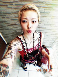 タトゥーが見える普段のスタイル。自己表現の象徴として身につけている／Skyさん（@sky__art666）提供