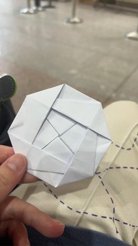 赤ちゃんの性別を書いた紙を、医師がバラの形に折って手渡してくれました／茶！初マタ34wさん（@ozr321）提供
