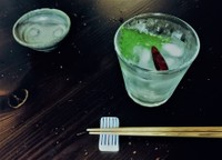 焼酎水割りに大葉と赤唐辛子を浮かべた「金魚」