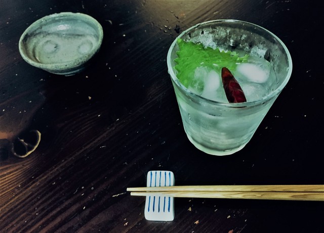 焼酎水割りに大葉と赤唐辛子を浮かべた「金魚」