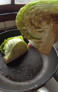 とろとろキャベツのチーズソースの調理風景/ハクライドウさん（@hakuraidou）提供