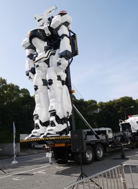 立ち上がった「機動警察パトレイバー」の等身大イングラム＝千葉・幕張