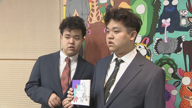 自閉スペクトラム症の双子アーティストが知事に活動報告「いっぱい動物を描きます」 香川