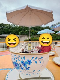 ティーカップのアトラクションを楽しむほのちゃん（画像提供：ほのさん）