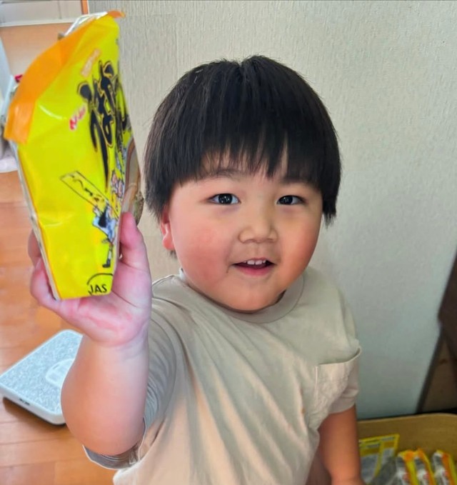 ある日突然「踏切カンカンになりたい！」と申し出た3歳の男の子（提供：@ginmugi0205さん）
