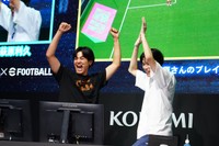 得点を決め、立ち上がって喜ぶ片寄涼太（中央左）と萩原利久