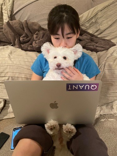 仲良しの姪の華さんと（井上菊さん提供）