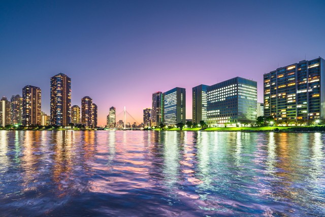 中央区湾岸エリアの中古マンションの値下げ回数が増加傾向　※画像はイメージです（Naokita/stock.adobe.com）