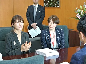 飼育放棄防止に「犬猫の飼い主に免許制を」　環境省に署名提出