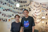 田辺さんご夫婦。いつも頭には猫の耳を付けて接客している。「毎月２２日には、猫好きさんたちが集まる会も開催（不定期）しています」（篤史さん）