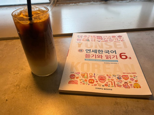 日課の「カフェ勉」。現地で生の韓国語を聴きながら、韓国語の勉強するのが本当に幸せなのだそう（しゃふさんXより）