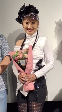 40年ぶりの映画館でのトークイベントで花束を手に微笑む志穂美悦子＝都内の目黒シネマ