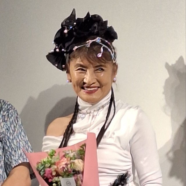 40年ぶりの映画館でのトークイベントで花束を手に微笑む志穂美悦子＝都内の目黒シネマ