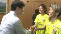 吉備国際大学Charme岡山高梁の選手らが岡山県知事に優勝を報告