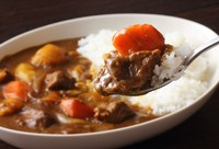 まるで「給食のカレー」！？※画像はイメージです（taa22/stock.adobe.com）