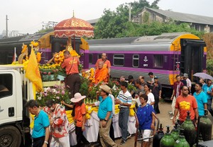 仏教の国タイの仕事納めはタンブーン　国鉄車両工場で体験した