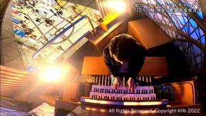 仙台市中心部のアーケード天井のオルガン　１５年以上に渡り演奏し続ける鍵盤楽器奏者