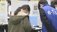 職員がe-Taxでの申告のサポート（高松シンボルタワー　高松市サンポート）