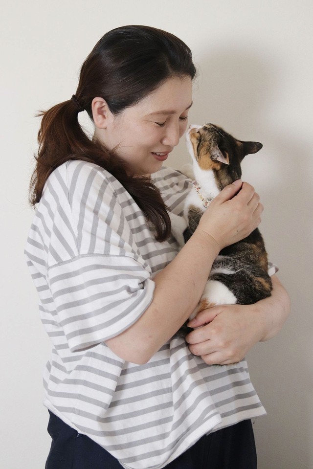 猫を抱いたいとうみほさん