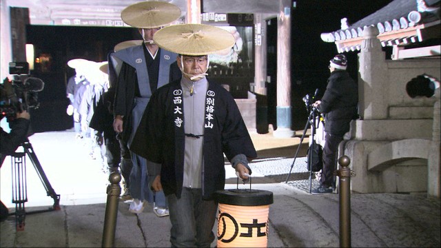 裸祭り　宝木の原木運ぶ「無言の行」岡山・西大寺会陽