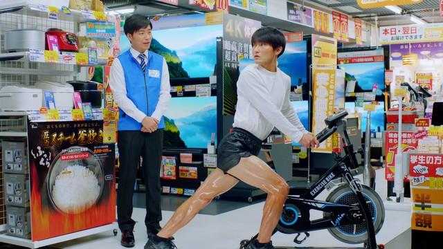 「家電量販店」篇の福徳（右）、後藤
