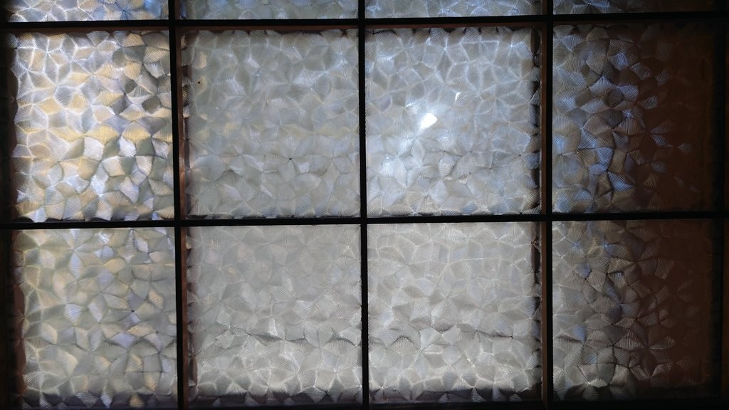 今や希少「昭和型板ガラス」回収＆保存の声が話題 「こんなに可愛い