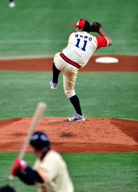 2018年、往年の投球フォームを披露する野茂英雄氏