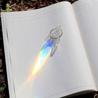 心惹きつけられる虹色の光（画像提供：洗濯バサミフォトグラファー・岡本なうさん ※動画よりキャプチャ、画像を一部トリミング）