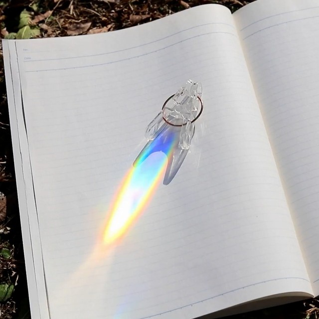 心惹きつけられる虹色の光（画像提供：洗濯バサミフォトグラファー・岡本なうさん ※動画よりキャプチャ、画像を一部トリミング）